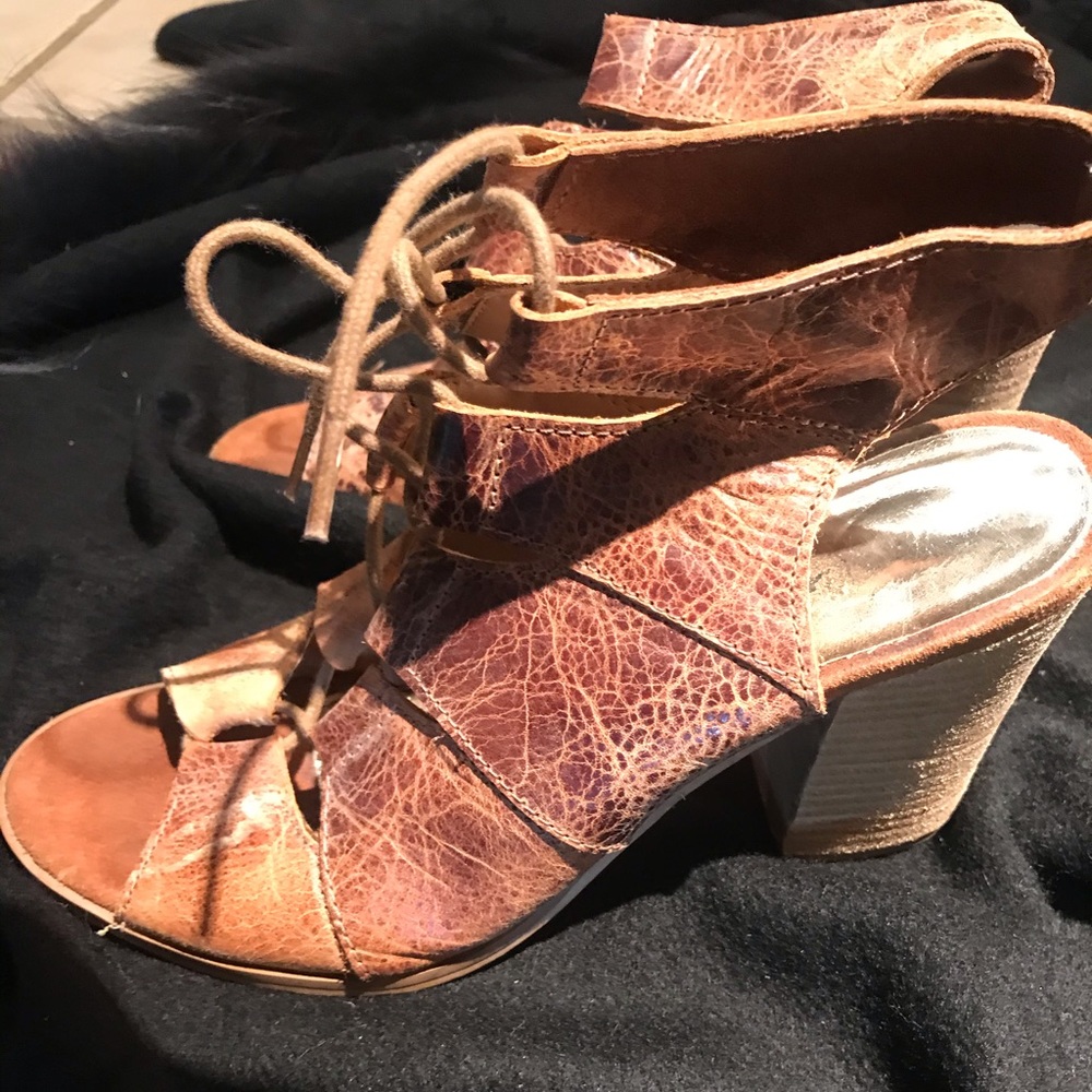 Super cute lace up leather heeled sandals!